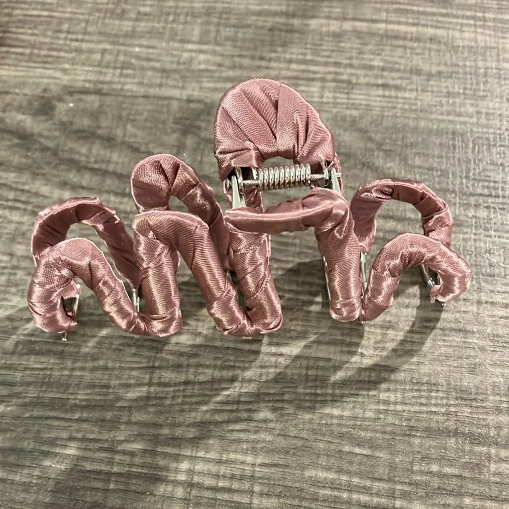 Wavy Claw Clip Rose